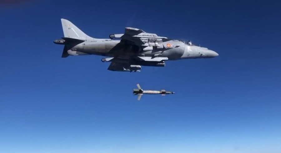 Harrier lanza un misil armada