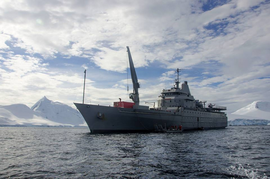 Transporte AP 41 Aquiles en la Antartica foto Armada de Chile