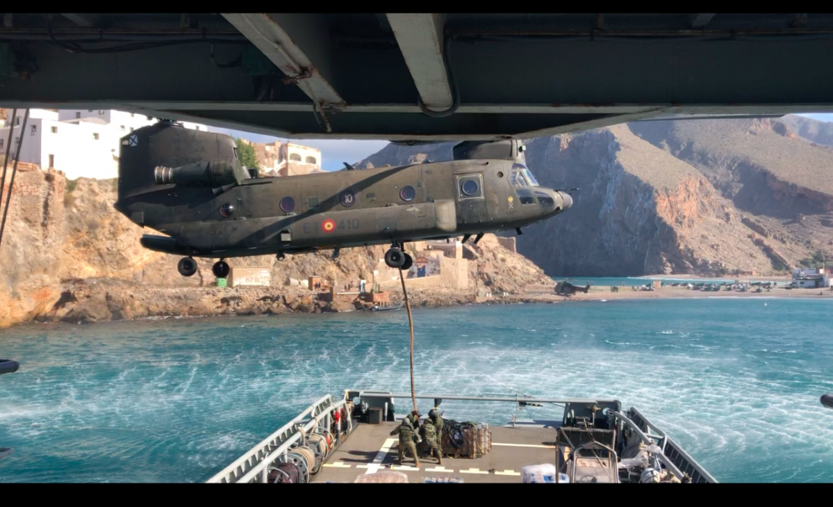 Helicoptero HT 17 chinook sobre cubierta del Mar Caribe (1)