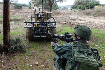 Sistema robótico interactuando con un soldado. Foto Elbit Systems