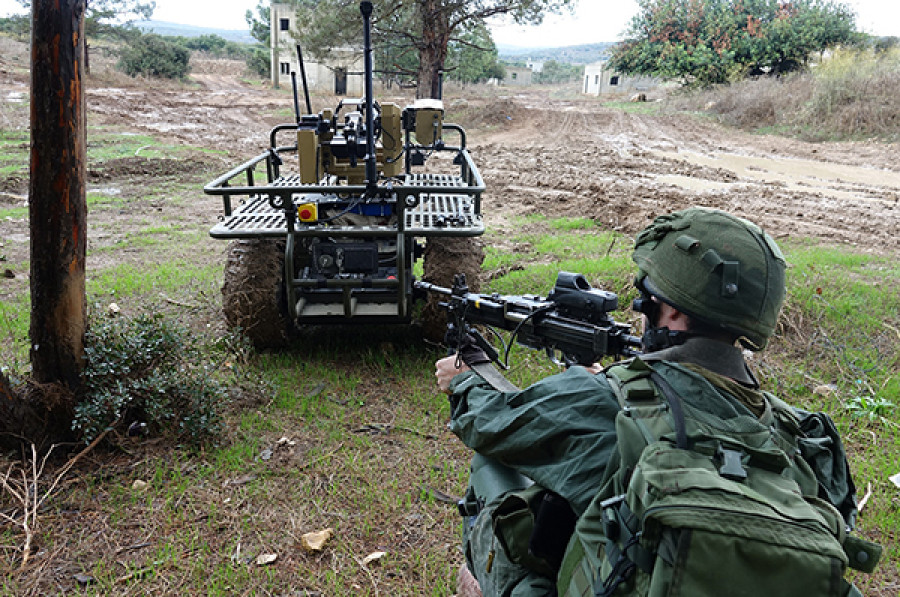Sistema robótico interactuando con un soldado. Foto Elbit Systems