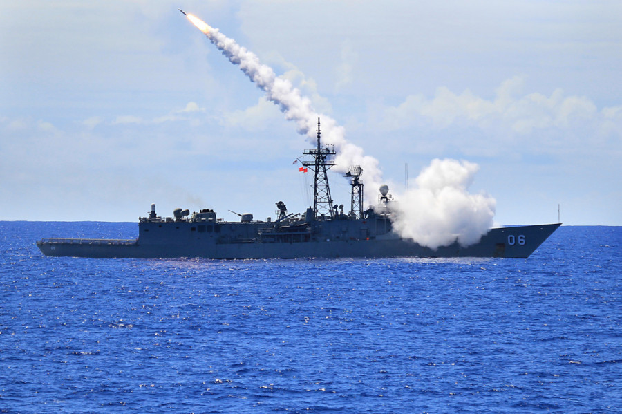 HMAS Newcastle fires an Standard Missile (SM 2) as part of the Surface to Air Missile Exercise (SAMEX) during RIMPAC 2010 foto RAN