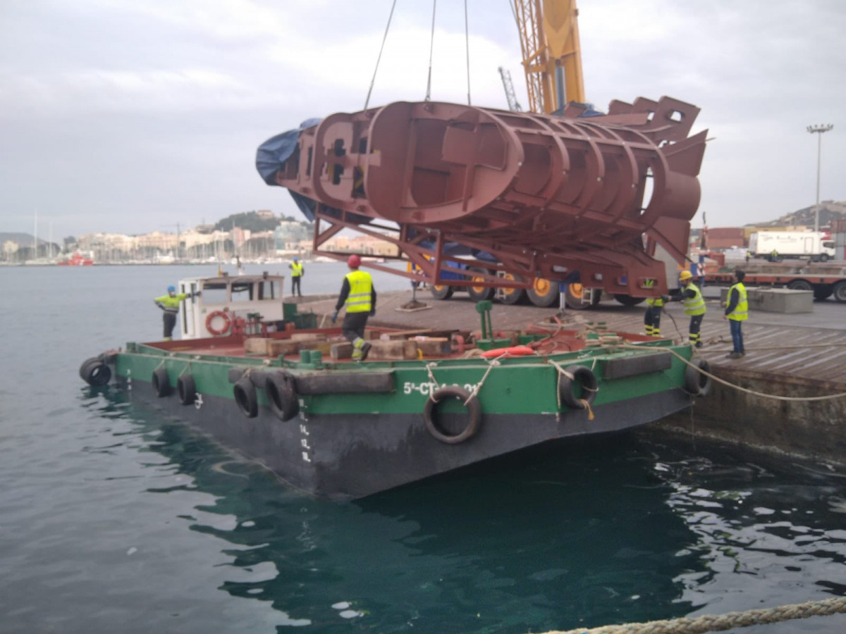 Traslado de la vela en la barcaza al muelle de armamento. Foto Navantia