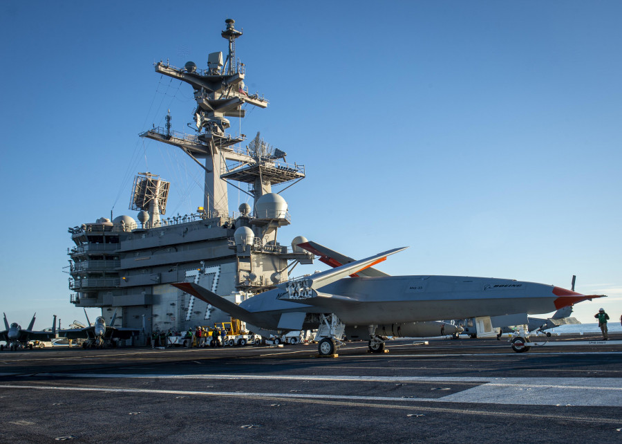 Dron MQ 25 sobre la cubierta del portaviones USS George HW Bush. Foto US Navy