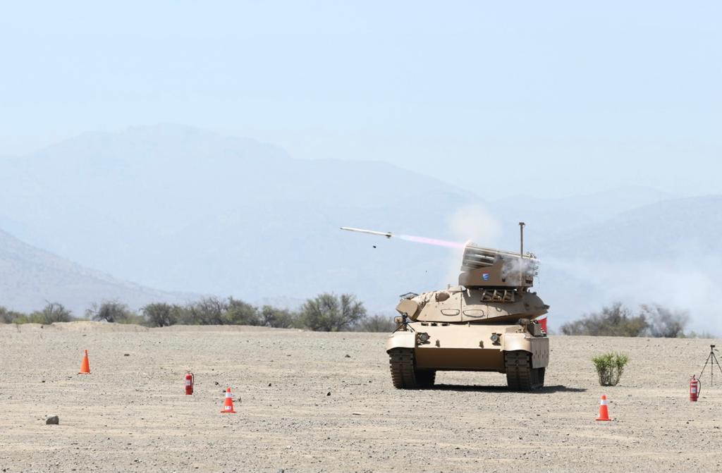 Disparo de cohete de 70 mm desde un Leopard 1V como parte de la fase de desarrollo del Sistema Lanzador de Cohetes de 122 mm foto Famae