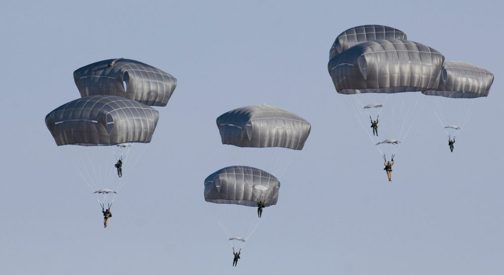 Paracaidistas usando el T 11 foto Airborne Systems