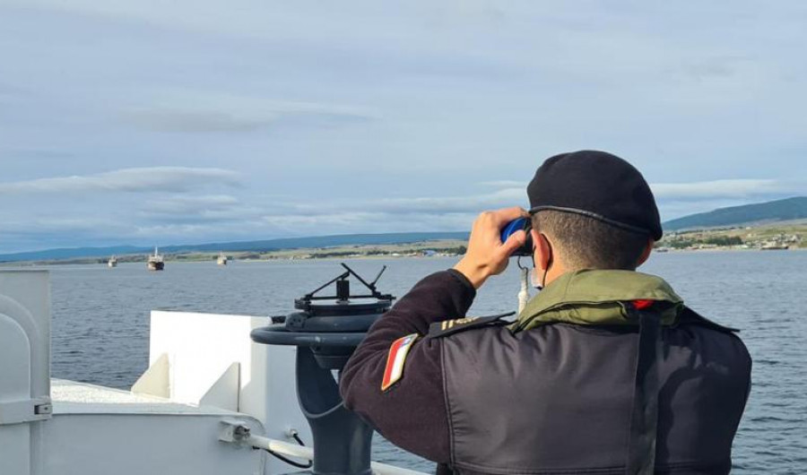 Fiscalización del paso de la flota pesquera internacional por Magallanes foto Armada de Chile