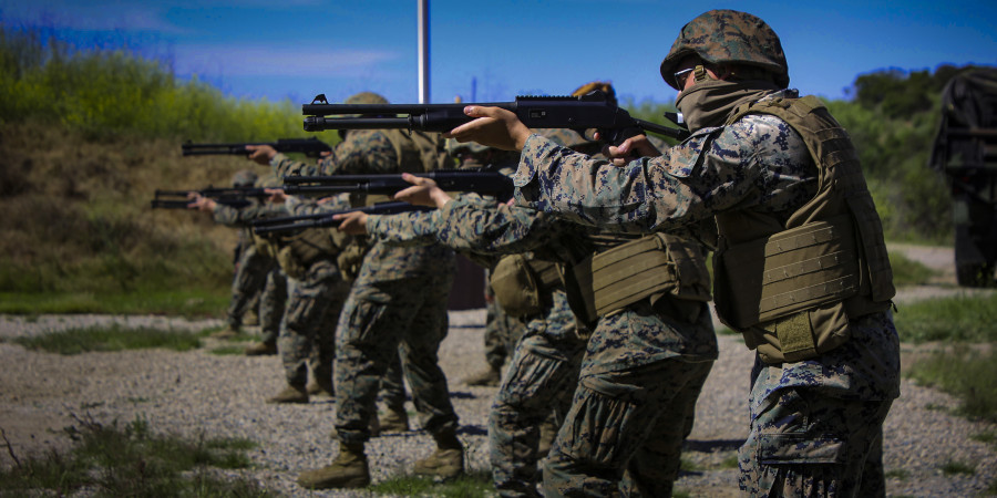 Ejercicio de los marines con la escopeta berelli m4