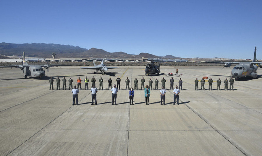 Visita de robles a la base de gando