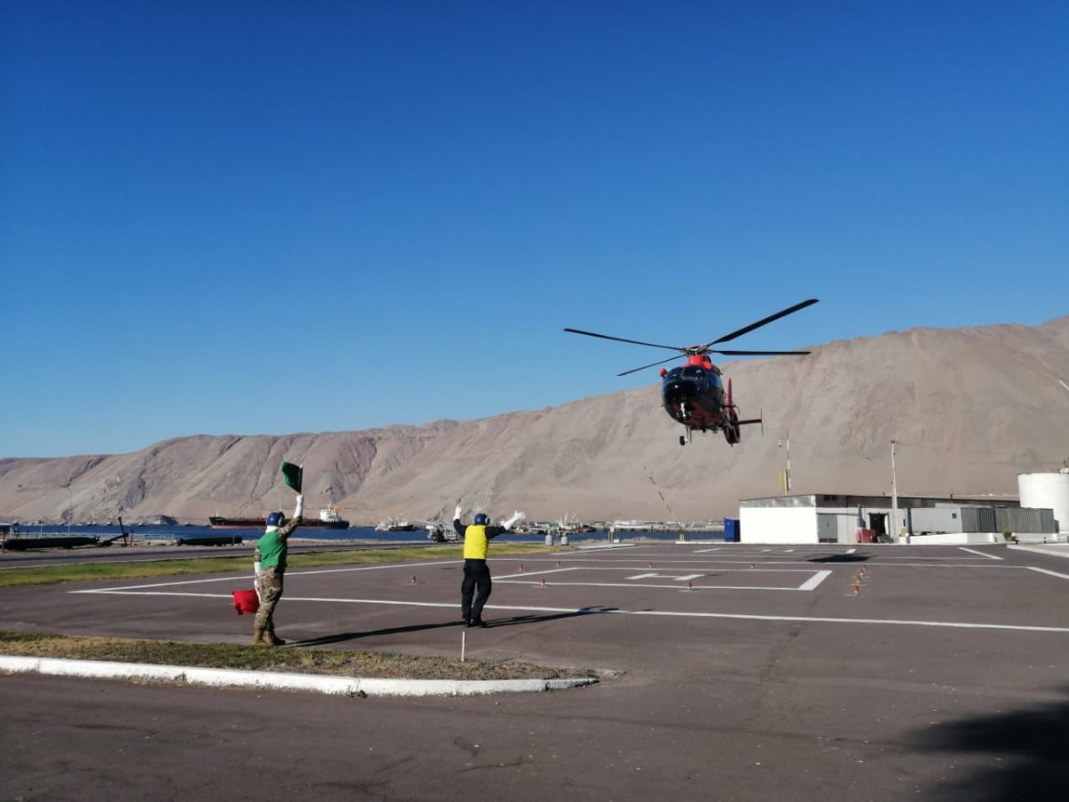 Dauphin en helipuerto Cuarta Zona Naval foto Armada de Chile