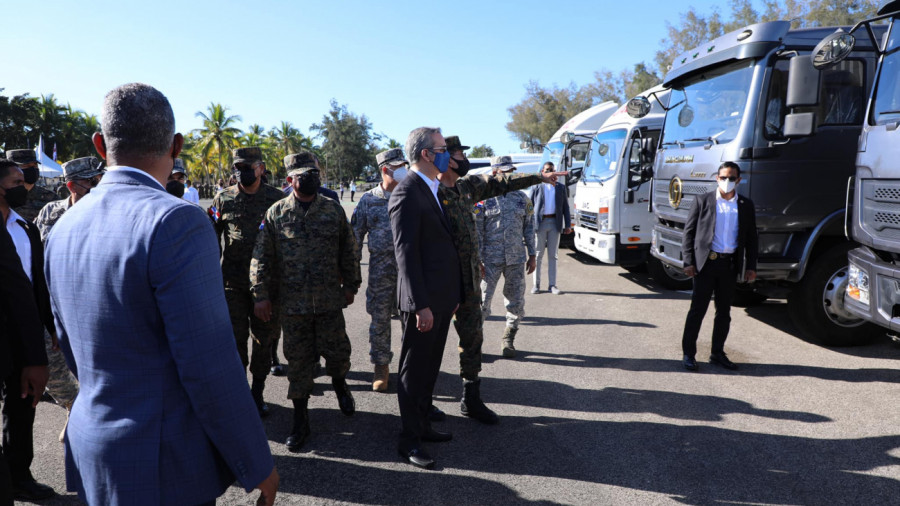 Presidente dominicano entrega 305 vehículos a las Fuerzas Armadas