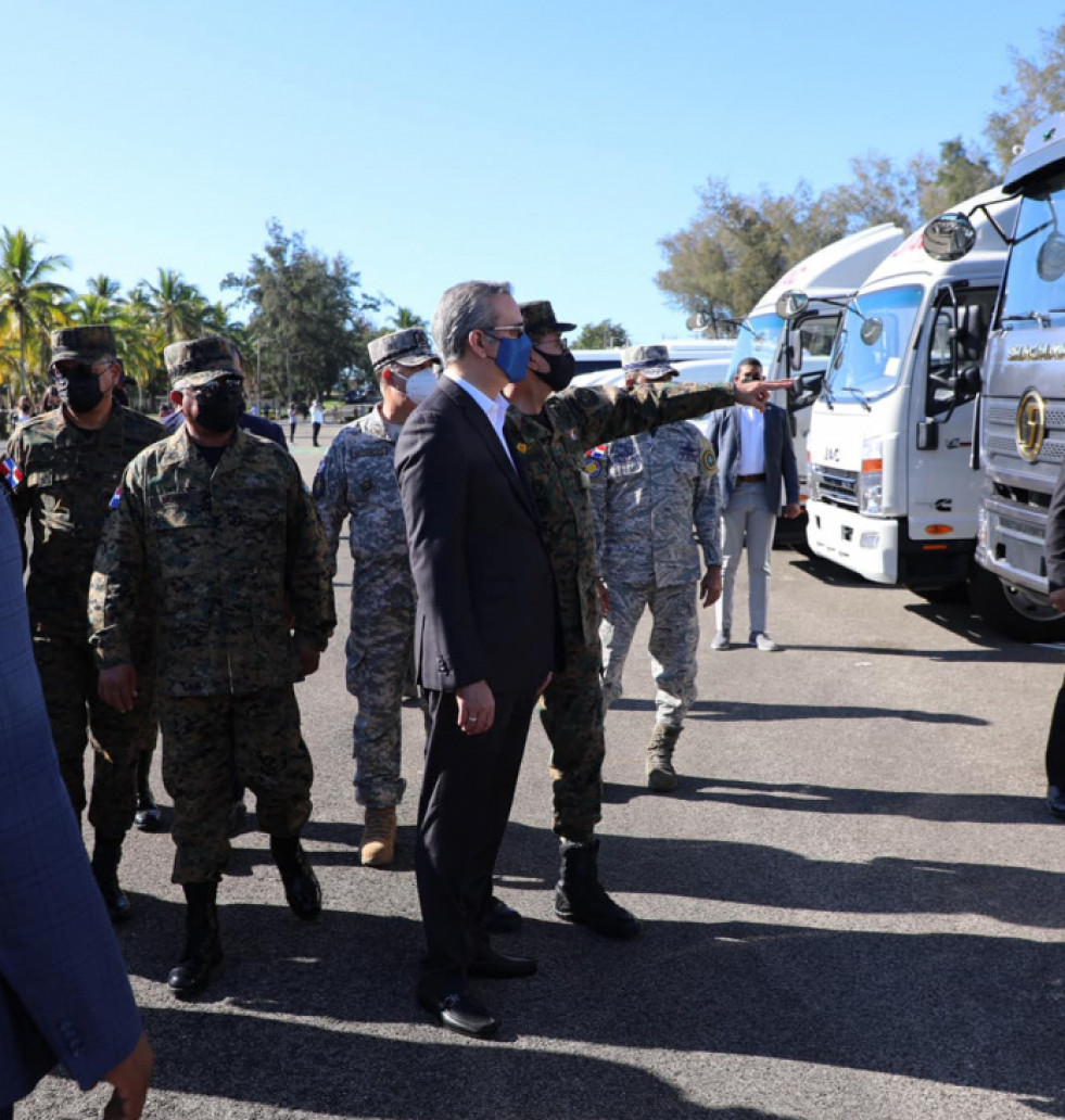 Presidente dominicano entrega 305 vehículos a las Fuerzas Armadas