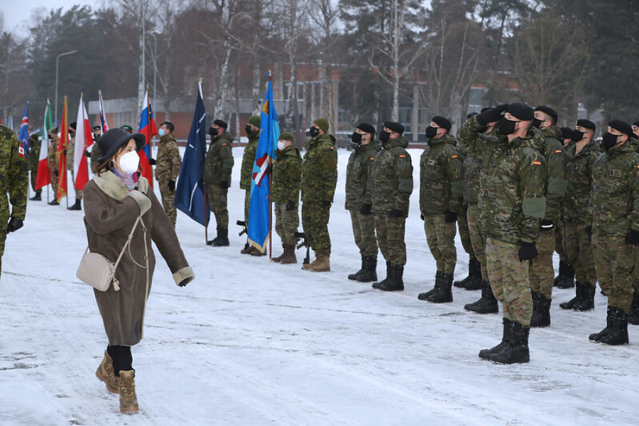 Robles en una visita a los militares en letonia
