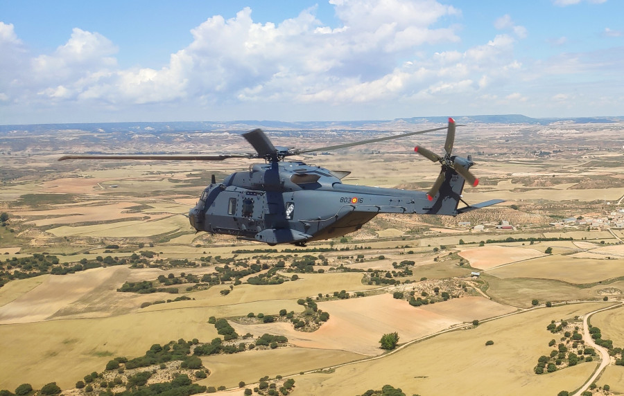 Nh90 del ejercito del aire durante un vuelo