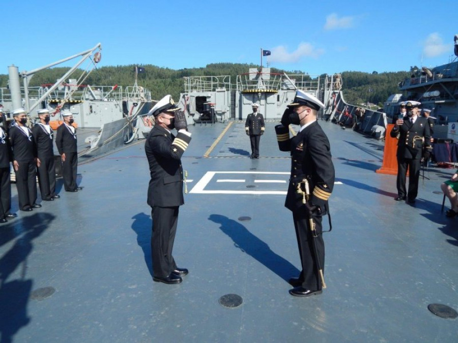 Cambio de mando en la barcaza Rancagua foto Armada de Chile 002 (1)