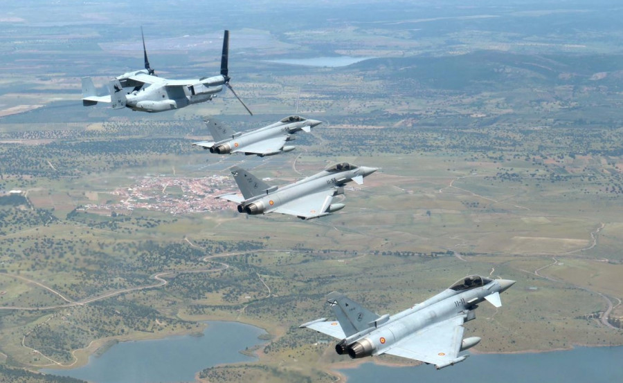 Eurofighter y osprey en vuelo