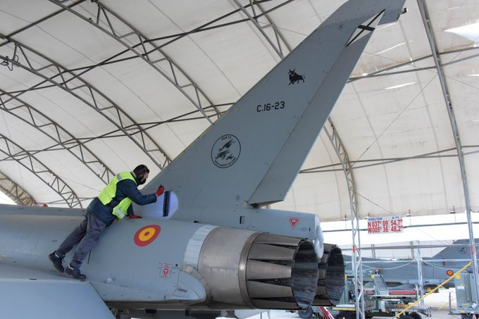 Trabajos en el eurofighter en moron