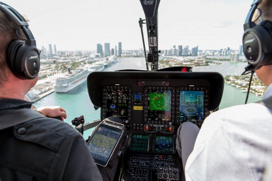 Interior de un helicóptero H135 en vuelo. Foto Airbus Helicopters