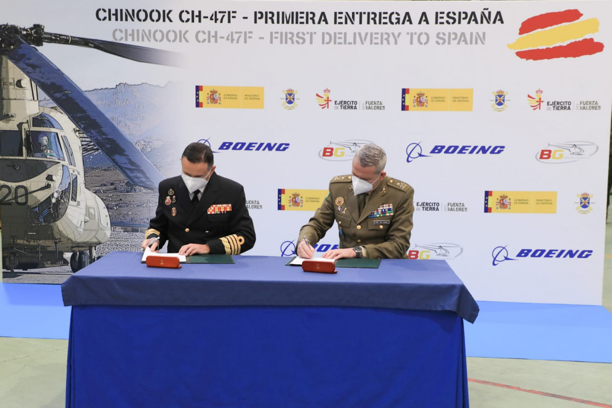 Firma entrega del primer chinook espau00f1a