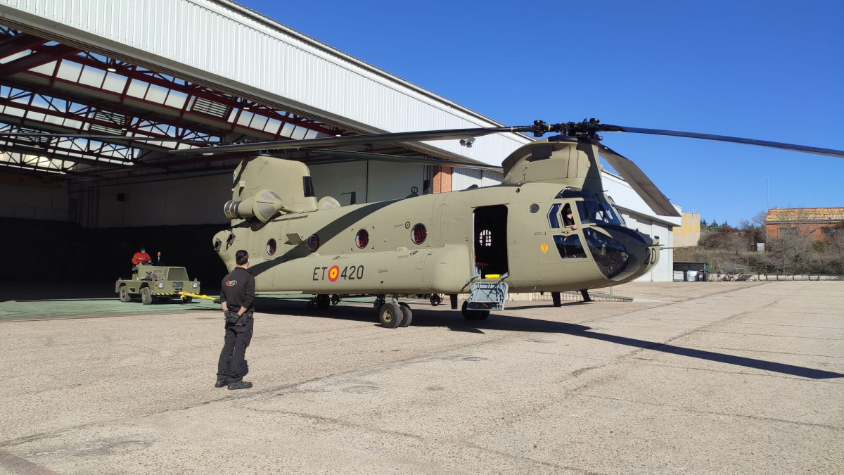 Helicoptero chinook f pista