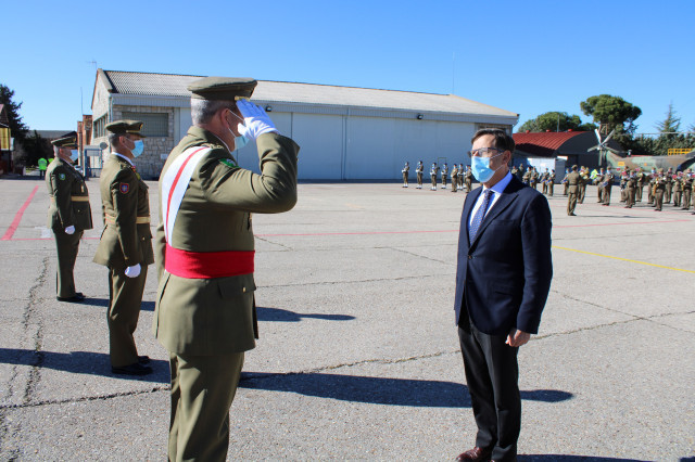 El general De las Hijas impone la medalla al Mérito Militar al director de Infodefensa