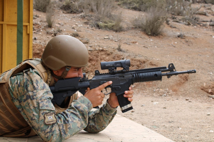 Práctica de tiro Regimiento Coquimbo con mira Elcan Specter foto Ejército de Chile