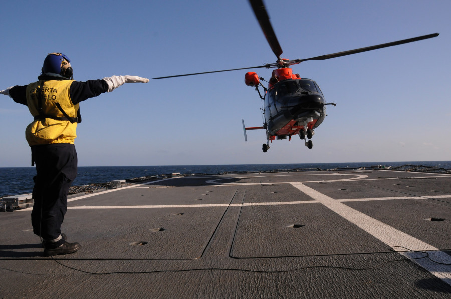 Helicóptero Airbus SA365F1 Dauphin operando desde un patrullero oceánico construido por Asmar foto Armada de Chile