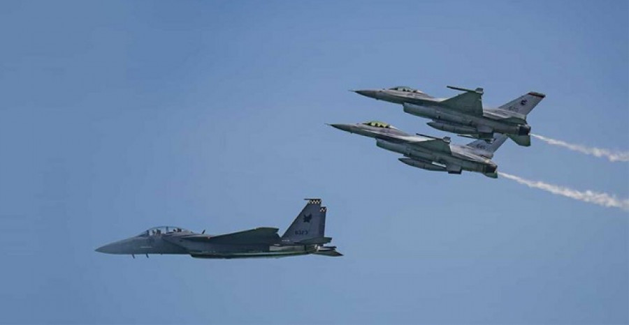 F 15 RSAF F 16C RSAF SingaporeAirshow cropped