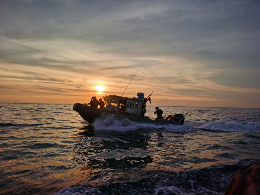 Lancha de policía marítima Defender foto Armada de Chile