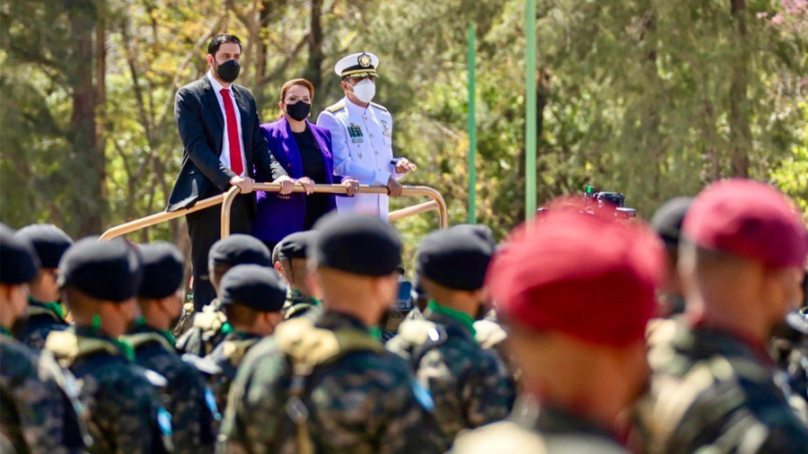 Presidenta de Honduras recibe el bastón de mando como símbolo de comandante de las Fuerzas Armadas