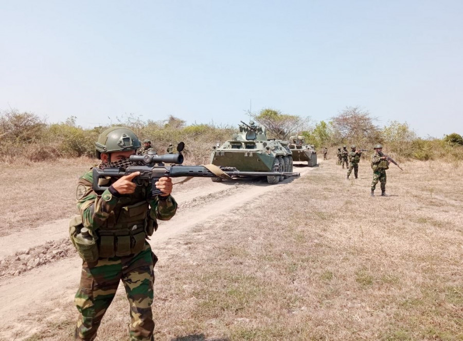 Venezuela Ejercito Dragunov BTR 80 Ceofanb