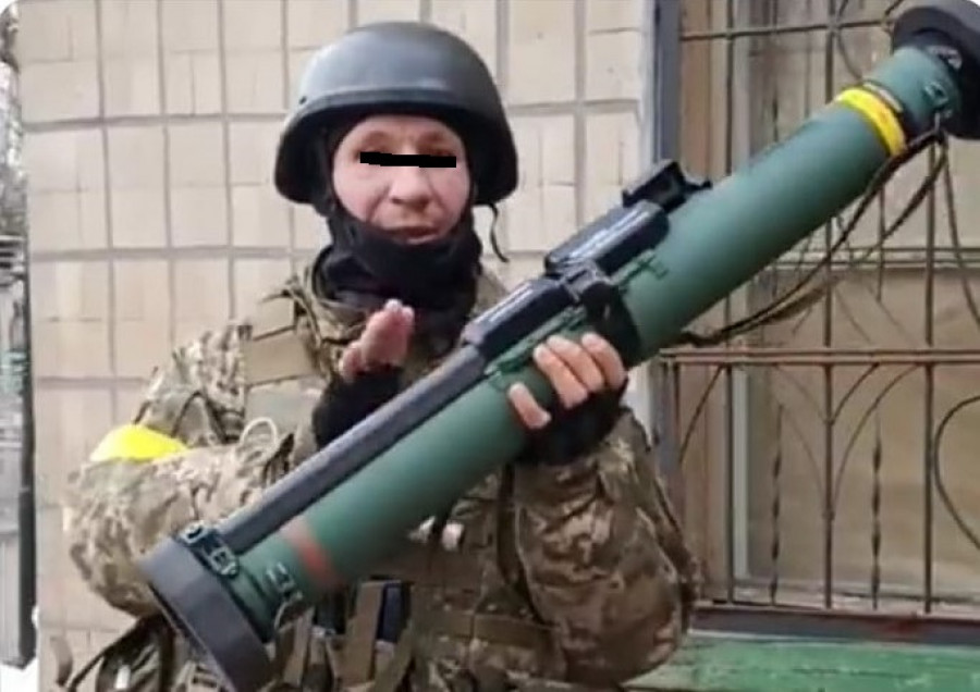 Soldado ucraniano con c90 de instalaza