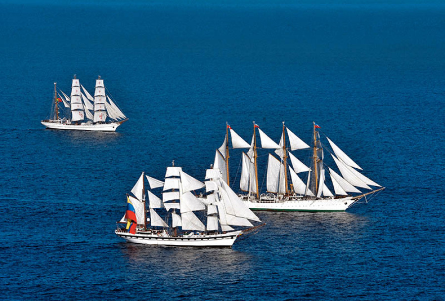 Buques Escuela de Portugal Chile y Venezuela en regata Velas Sudamerica foto Armada de Chile