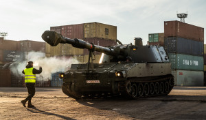 Llegada a Letonia de los obuses M109 del Ejército español