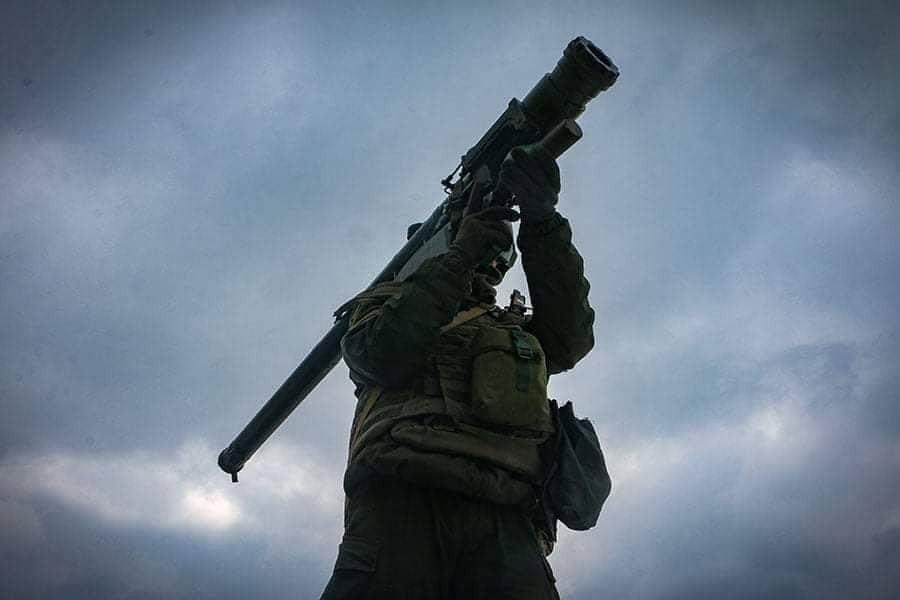 Combatiente con un arma al hombro. Foto Ministerio de Defensa de Ucrania