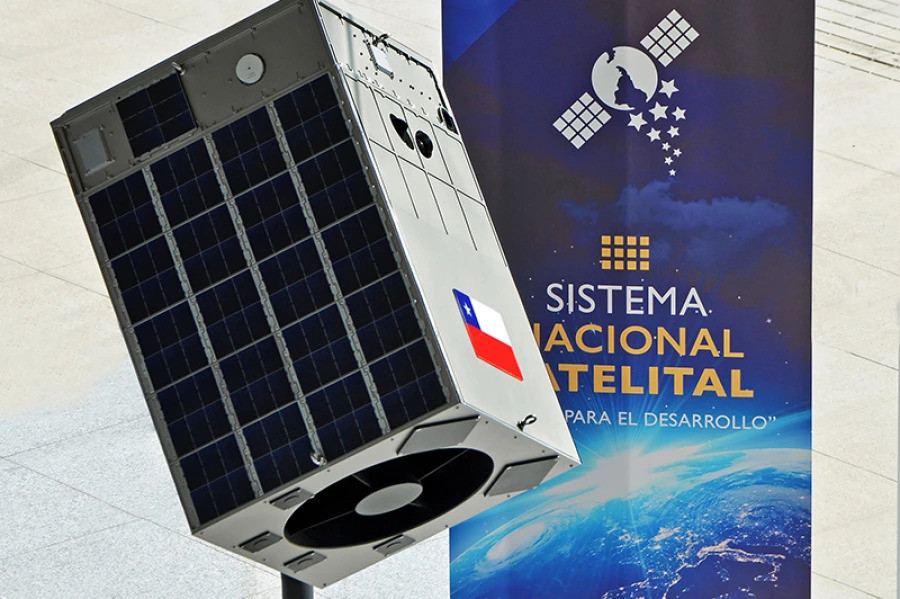 Maqueta del satu00e9lite Fasat Delta que integraru00e1 el Sistema Nacional Satelital foto FACh