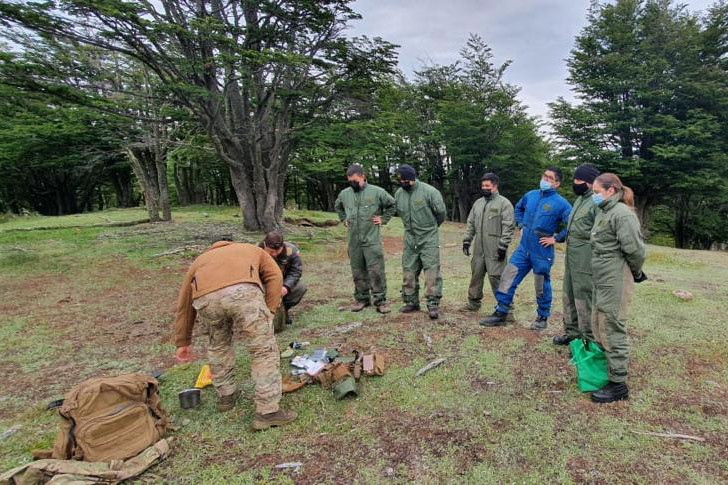 Entrenamiento de superviviencia Grupo Aeronaval Sur foto Armada de Chile