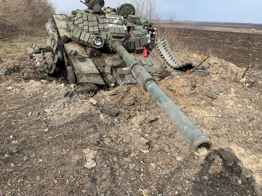 Carro de combate ruso destruido en Ucrania. Foto Armyinform