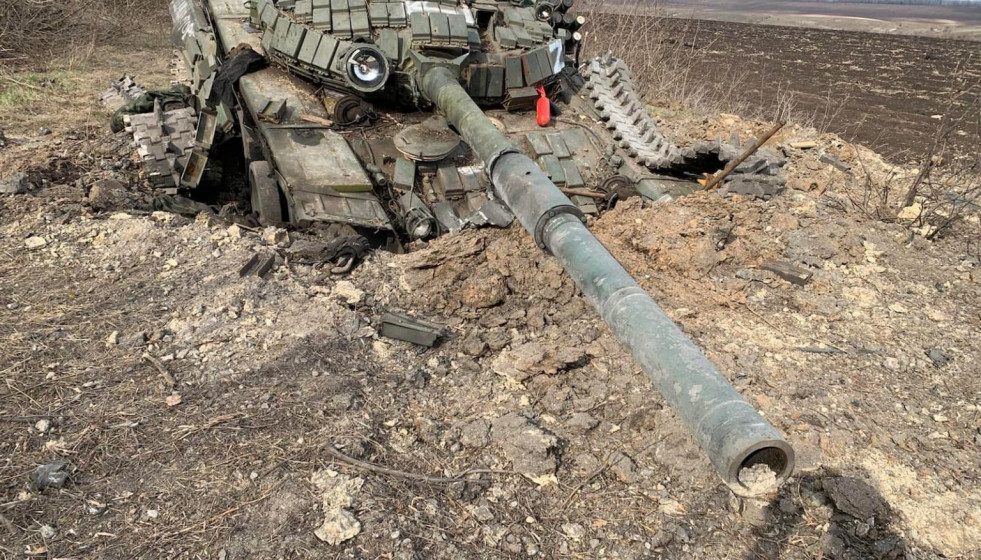 Carro de combate ruso destruido en Ucrania. Foto Armyinform