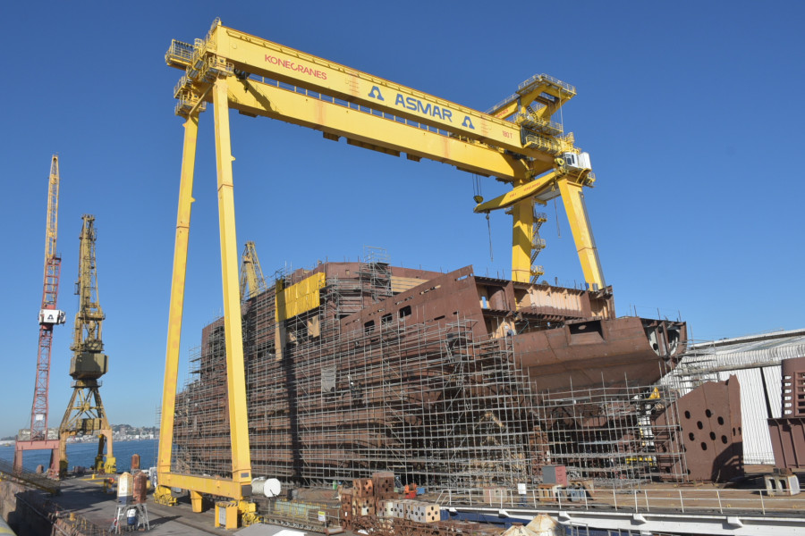 Buque antartico Almirante Óscar Viel estado de avance a inicios de abril en la grada de construcción de Talcahuano foto Asmar