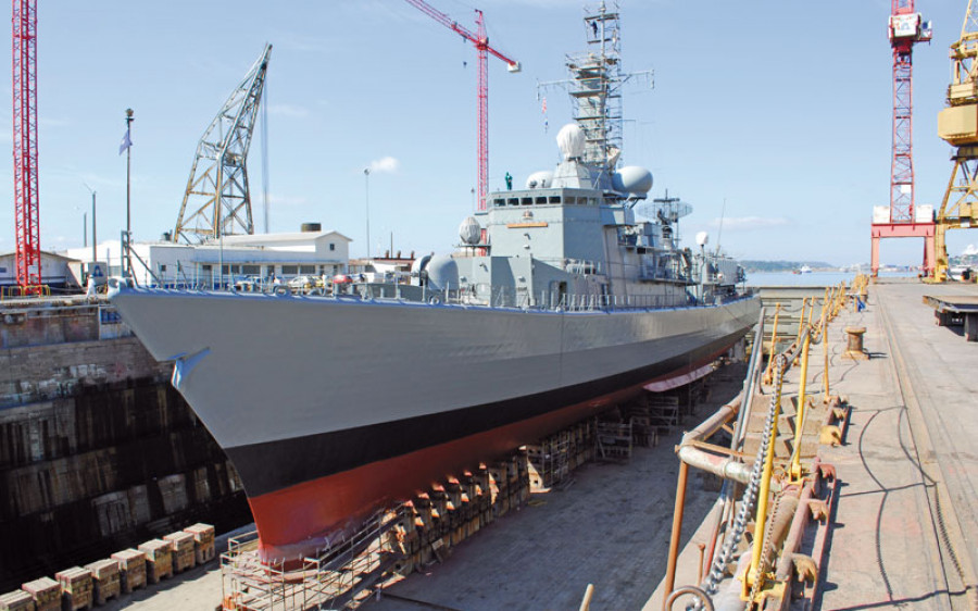 Fragata multipropósito clase M de la Armada de Chile en período de mantenimento en Asmar Talcahuano foto Asmar