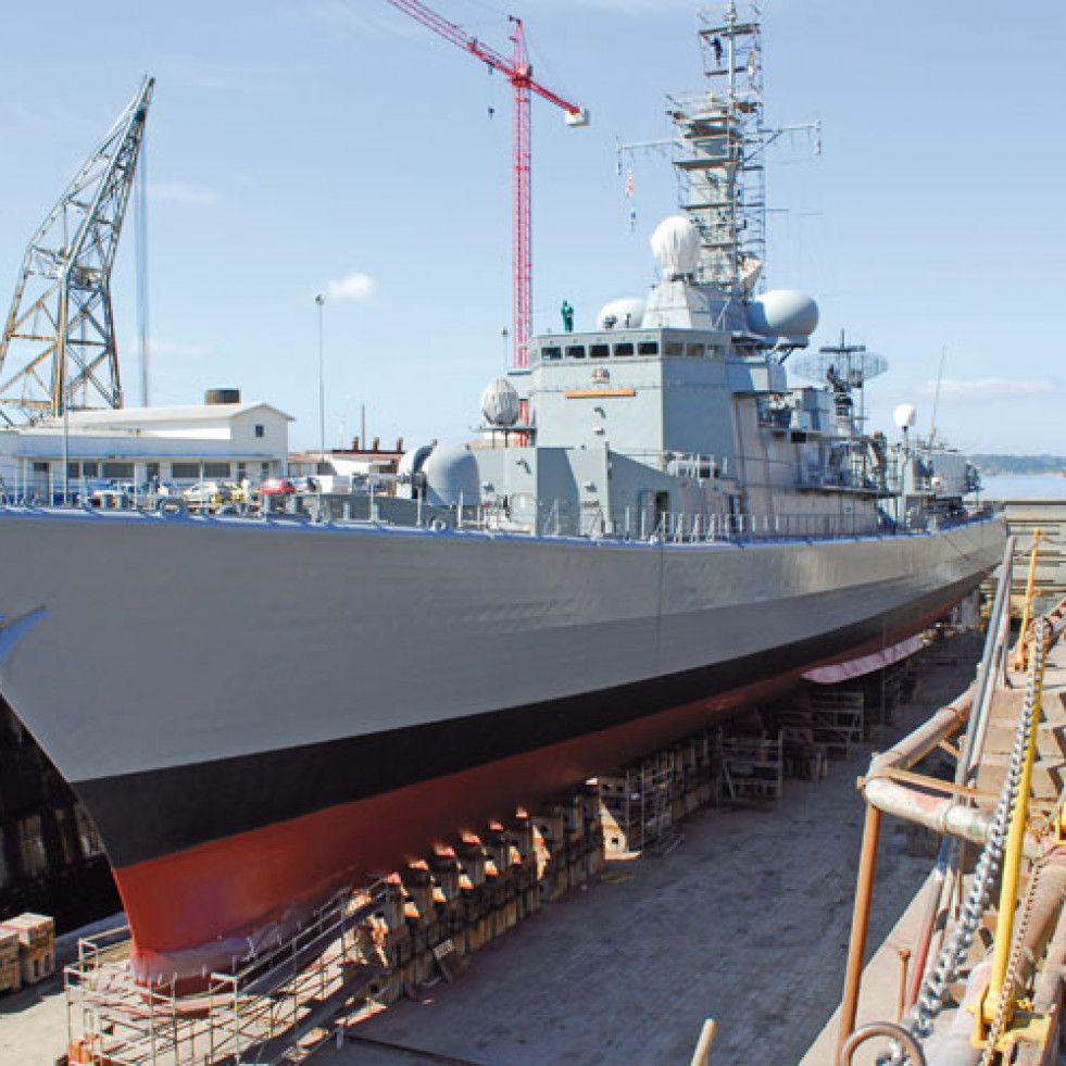 Fragata multipropósito clase M de la Armada de Chile en período de mantenimento en Asmar Talcahuano foto Asmar
