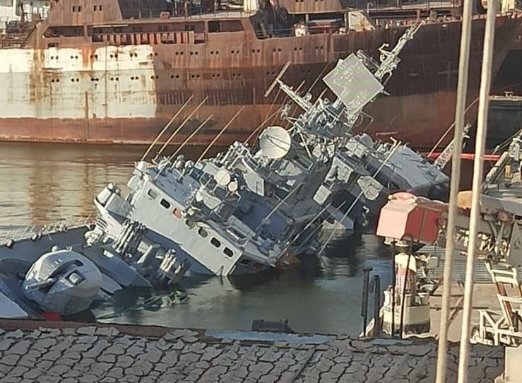 Fragata ucraniana Hetman Sahaydachniy hundida en puerto. Foto Oryxspioenkop