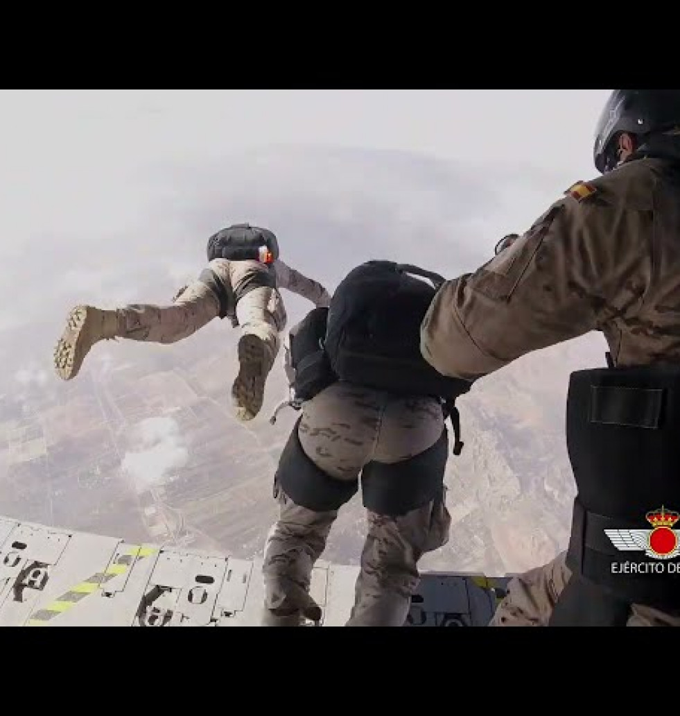 Militares del Ejército del Aire realizan 114 saltos en paracaídas desde un A400M
