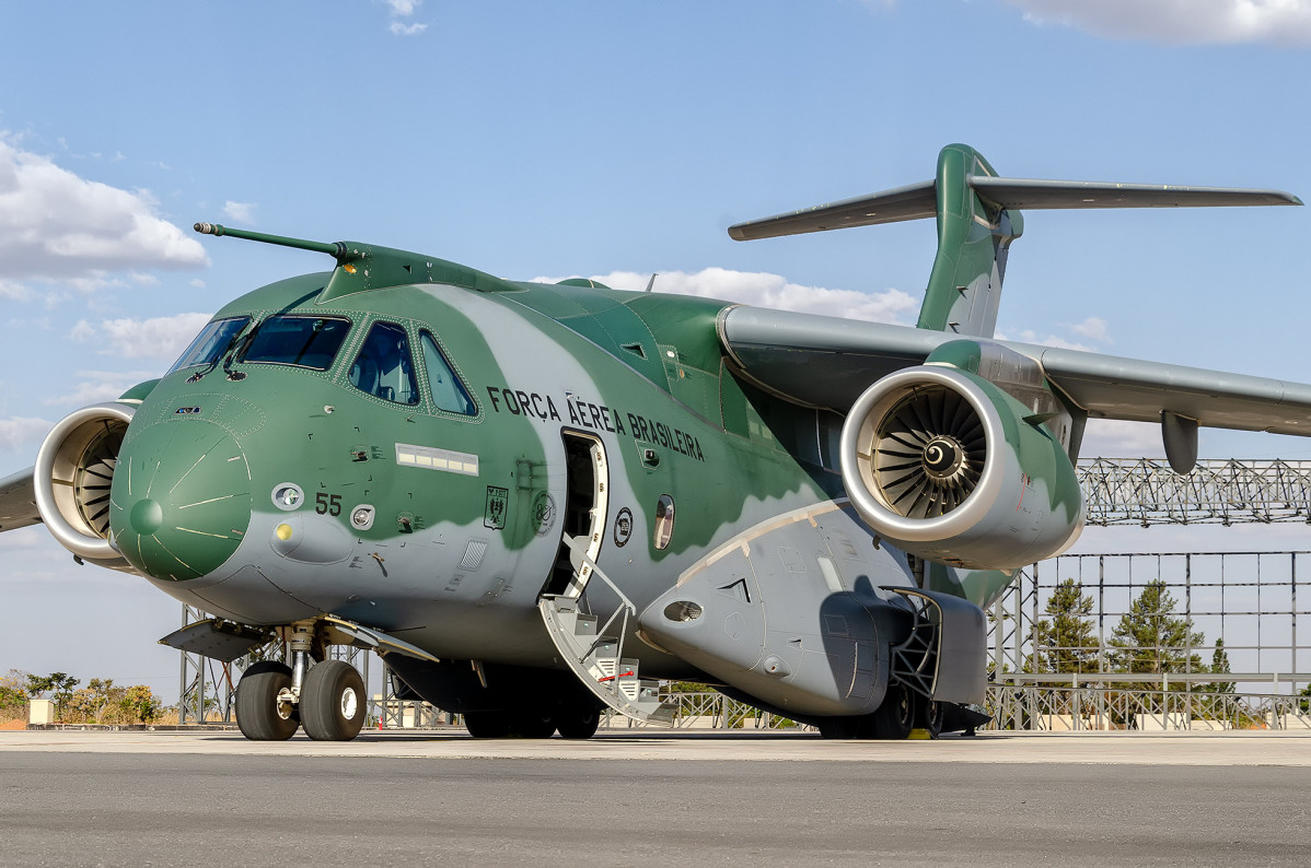 Embraer promove suas aeronaves Super Tucano e KC-390 no Sudeste Asiático