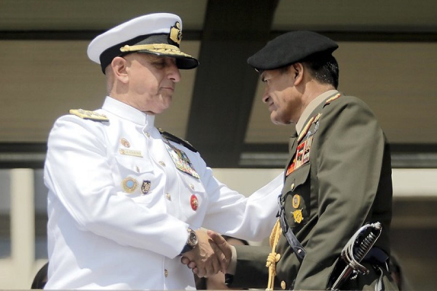 AlmiranteJoseCuetoAservi GeneralEPLeonelCabreraPino reconocidoJefeCCFFAA ene2014 MinDefPeru