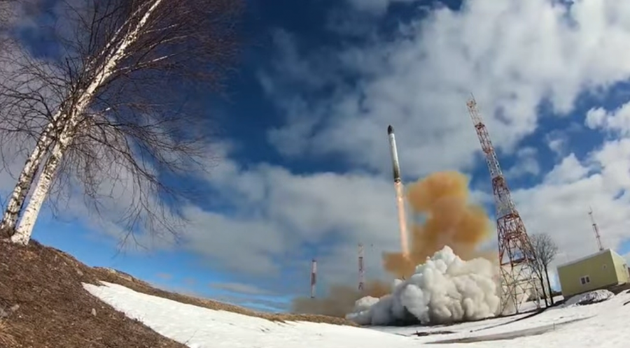 Rusia prueba su misil balístico Sarmat, capaz de portar hasta 15 ojivas termonucleares