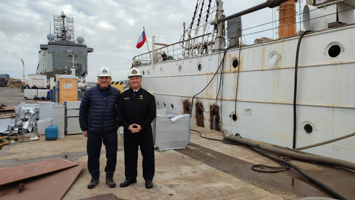 Subsecretario Ayala y contraalmirante Sotomayor en Asmar Talcahuano foto Subsecretaru00eda de Defensa
