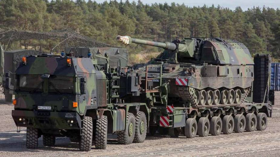 Un camión transporta un obús autopropulsado PzH 2000 alemán. Foto Bundeswehr