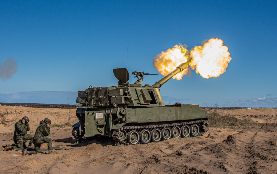 Primer ejercicio con fuego real de los obuses M109 del Ejército español en Letonia